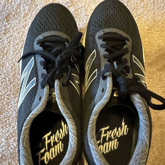 New balance women's size 8 1/2 fresh foam sneaker - Picture 3 of 5